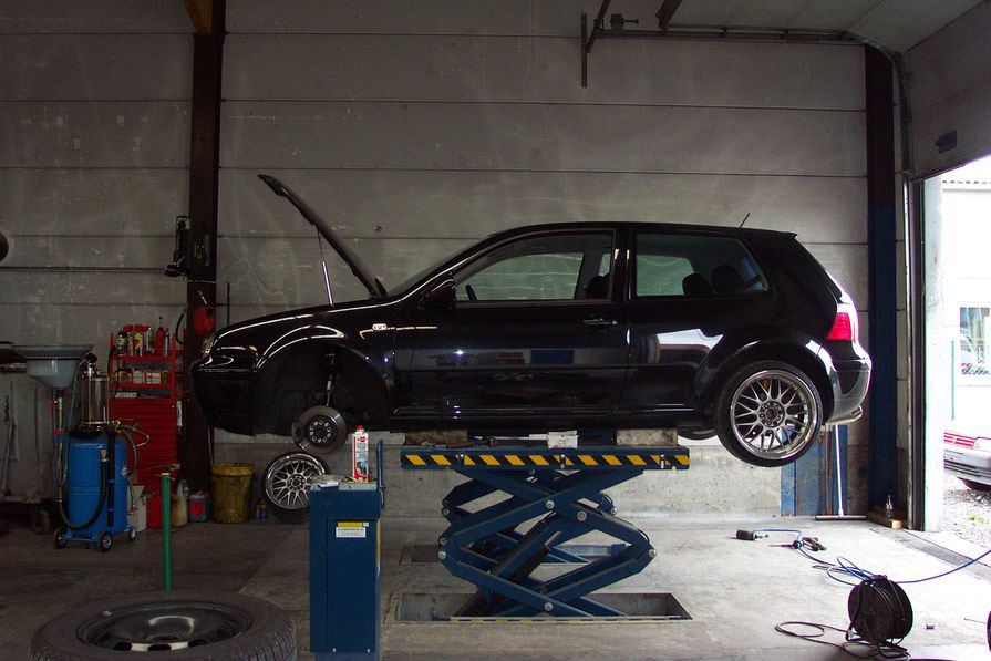 Onderhoudswerkzaamheden aan een wagen in de garage van Autoservice Debackere