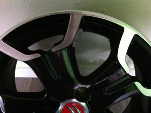 Dezelfde velg na herstelling, glad en hersteld