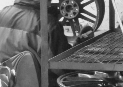 Technicus bezig met velgenservice in de werkplaats
