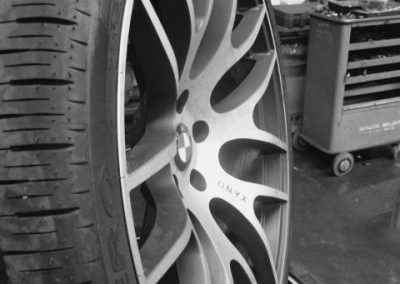 Nieuwe glimmende velgen uitgestald in de garage